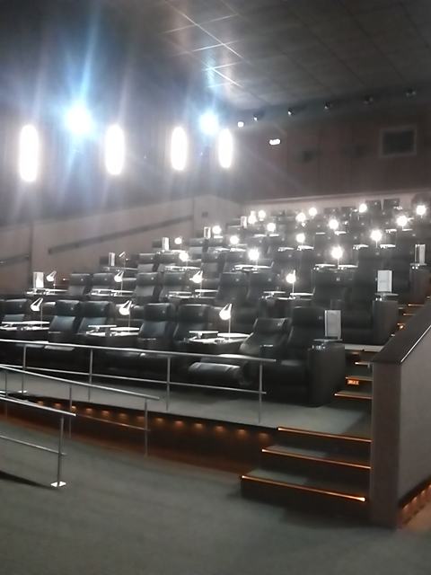 Sala VIP terminada de Cinépolis Portal D10, con butacas reclinables y lámparas de mesa