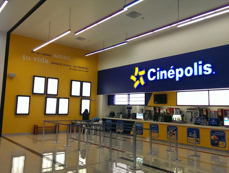 Vestíbulo y dulcería de un Cinépolis con su letrero iluminado