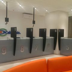 Ventanillas numeradas en una sucursal Cablemás