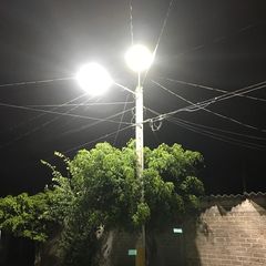 Luminaria LED de alumbrado público encendida de noche