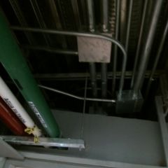 Ductos y tuberías de instalaciones sobre un plafón