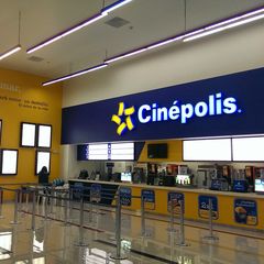 Dulcería de un Cinépolis en operación, con su letrero iluminado