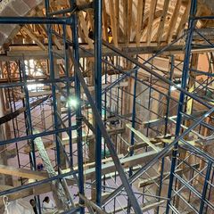 Andamios bajo la cúpula de un templo en restauración