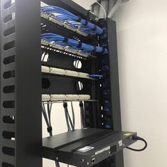 Rack de telecomunicaciones con paneles de parcheo y cableado de red